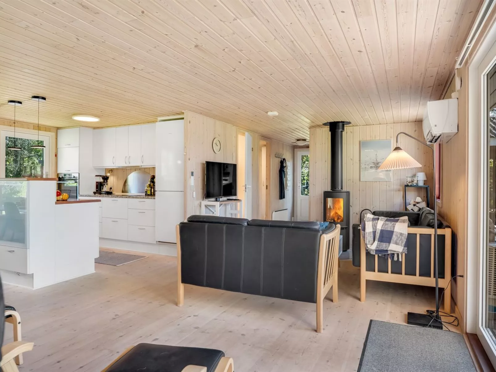 "Rajna" - 500m to the fjord-Binnen