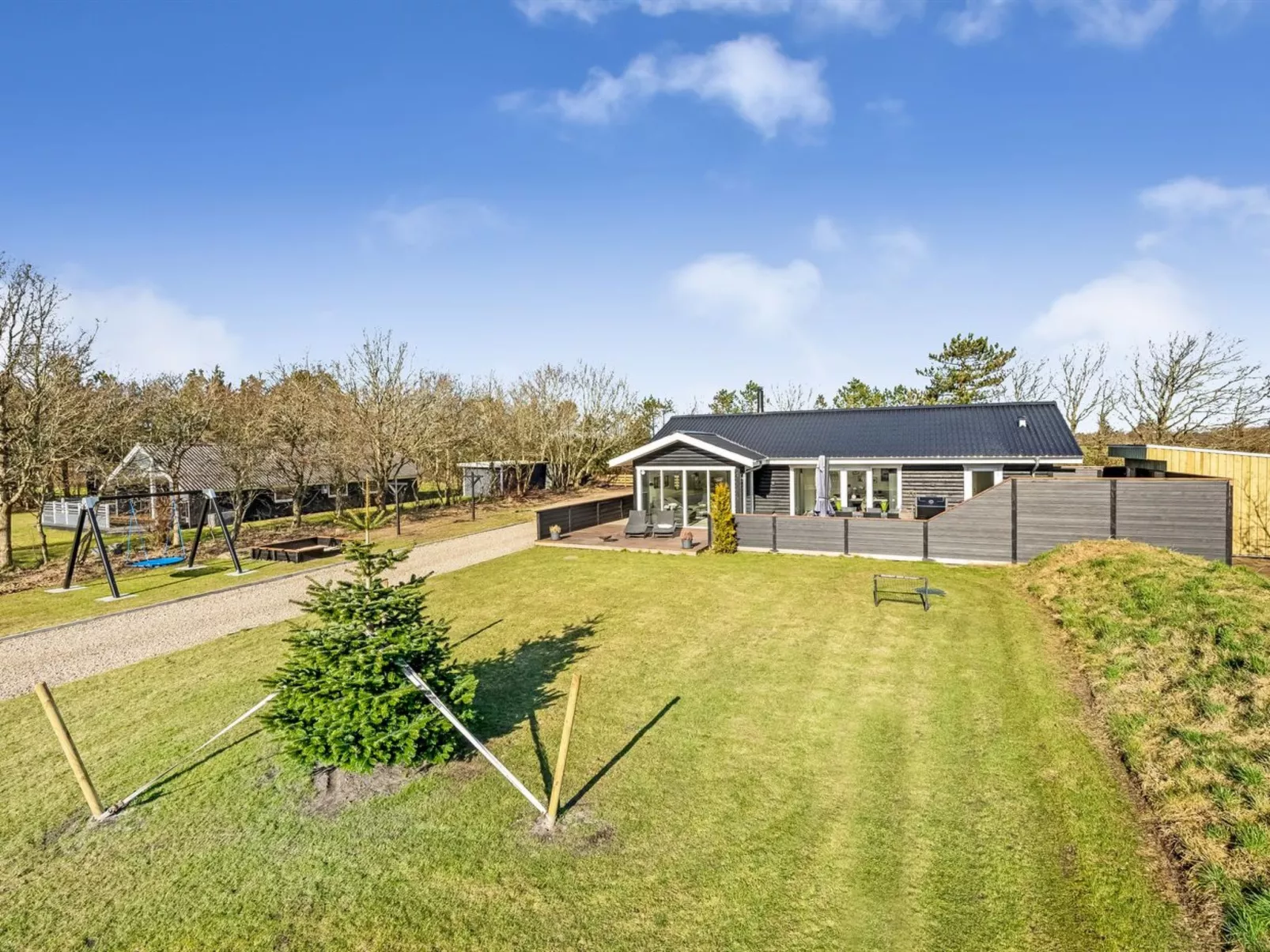 "Elisaveta" - 400m to the fjord-Buiten