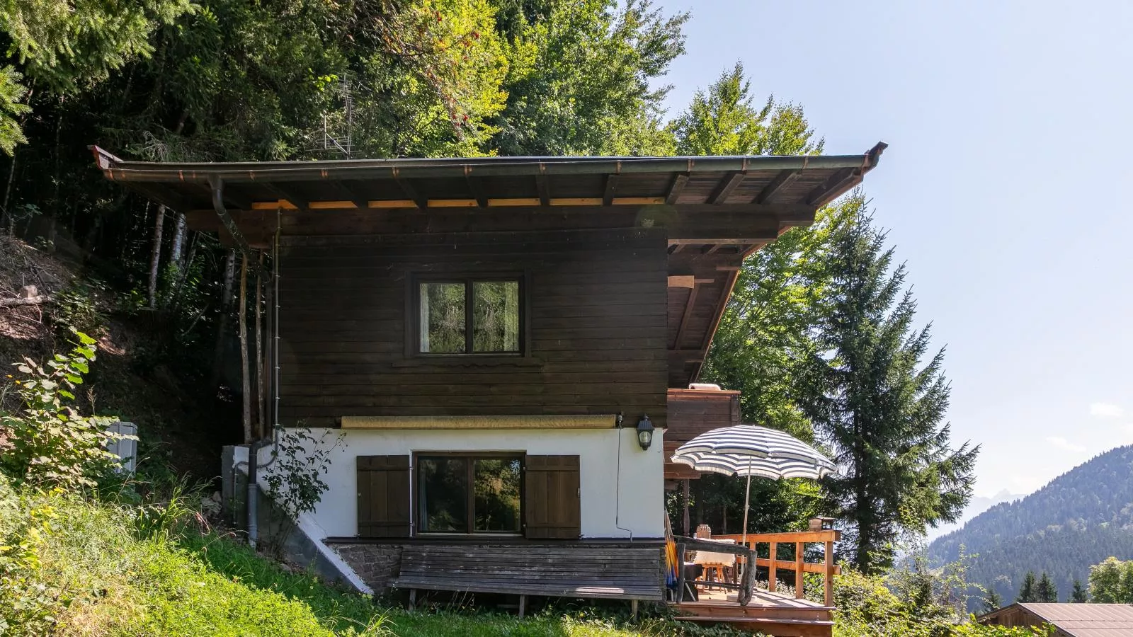 Sonnenhütte oben-Buitenkant zomer