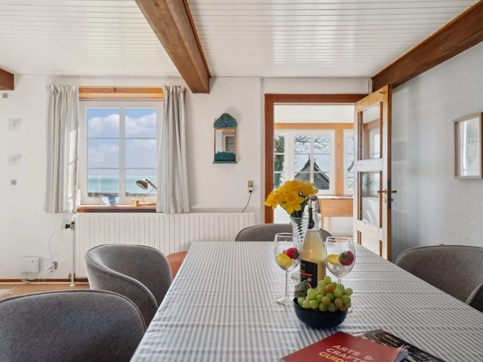 "Hakon" - 40m from the sea-Binnen