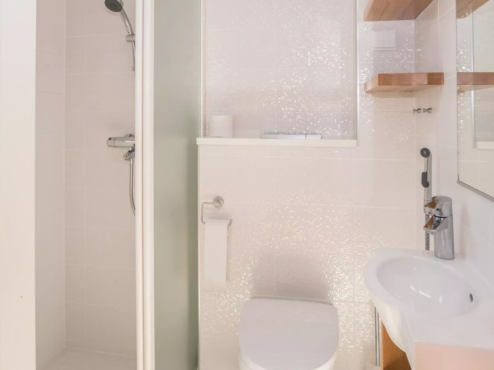 Holy lake chalet b-Binnen