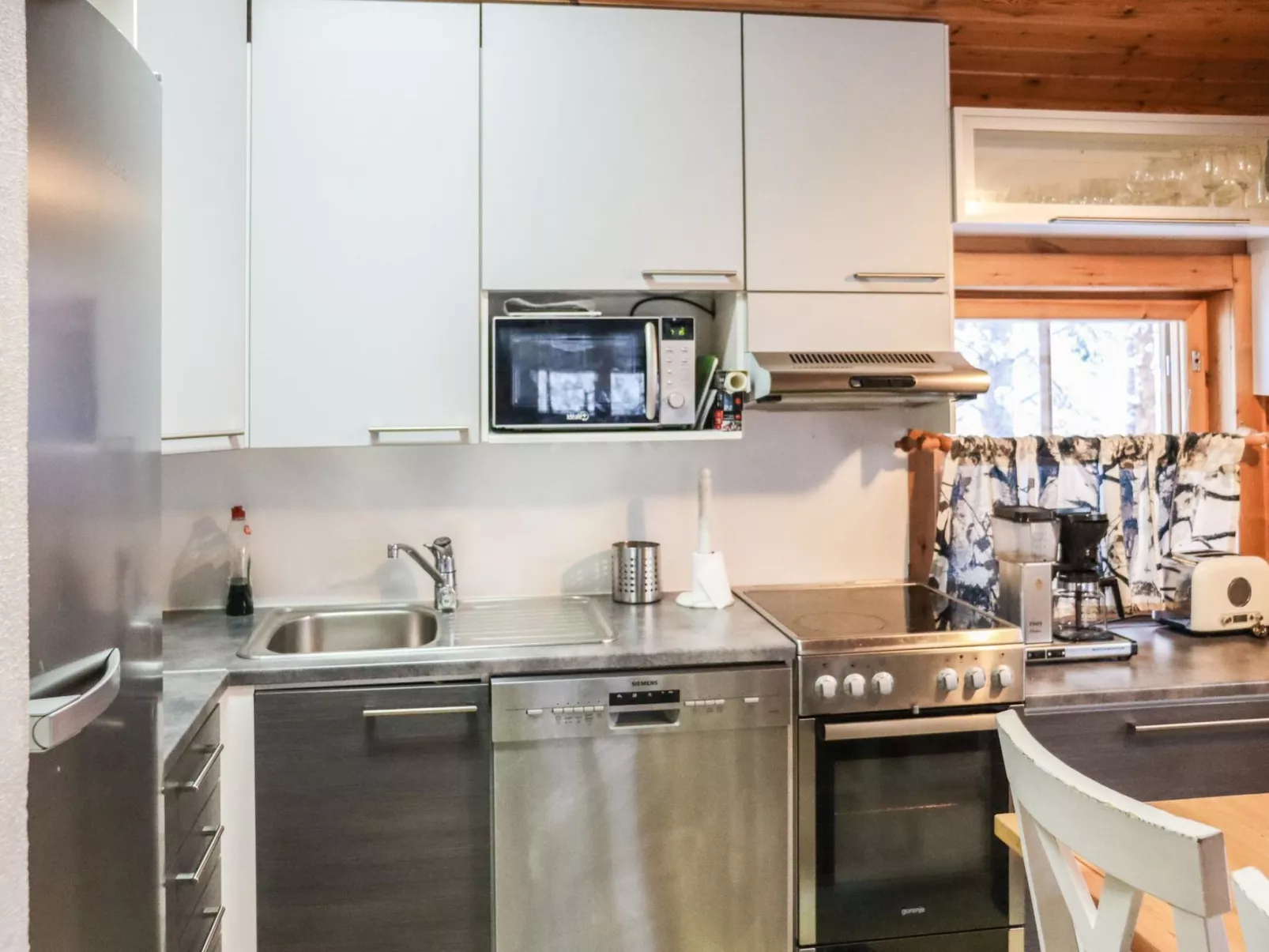 Hyrynpirtti mökki-Binnen