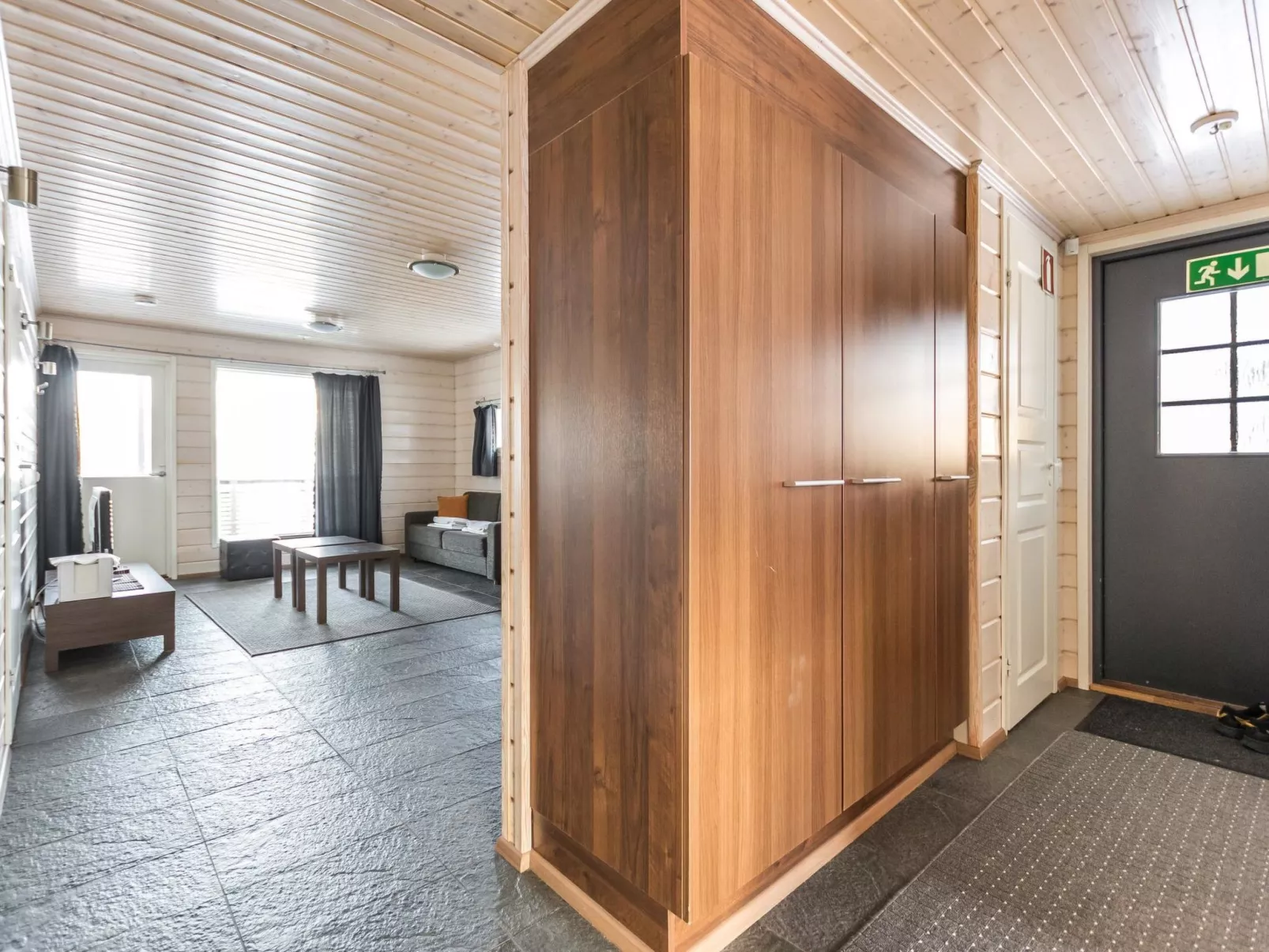 Hallan karhu c, paritalo-Binnen