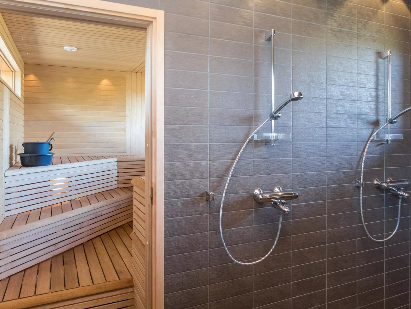 Holy lake rantasauna-Binnen