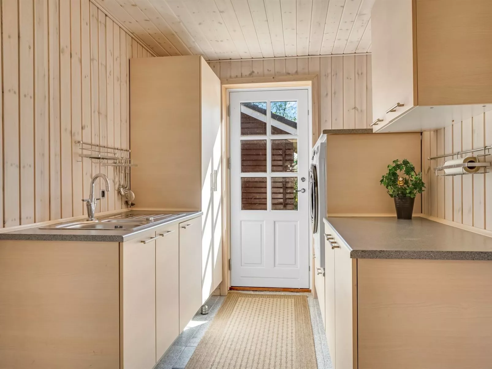 "Elsabet" - 600m to the fjord-Binnen