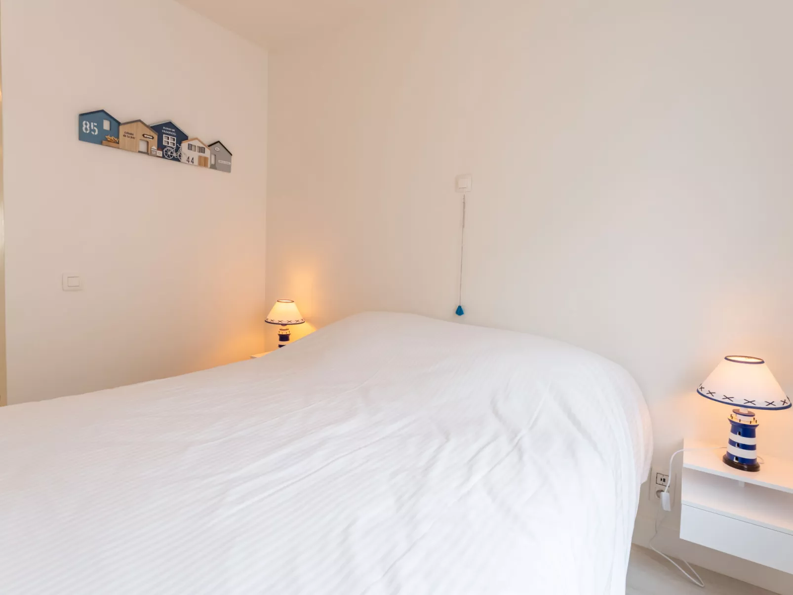 Anne I with harbour view-Binnen