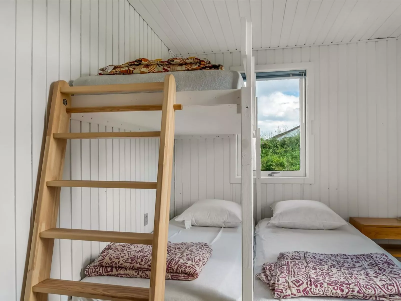 "Myrna" - 250m from the sea-Binnen