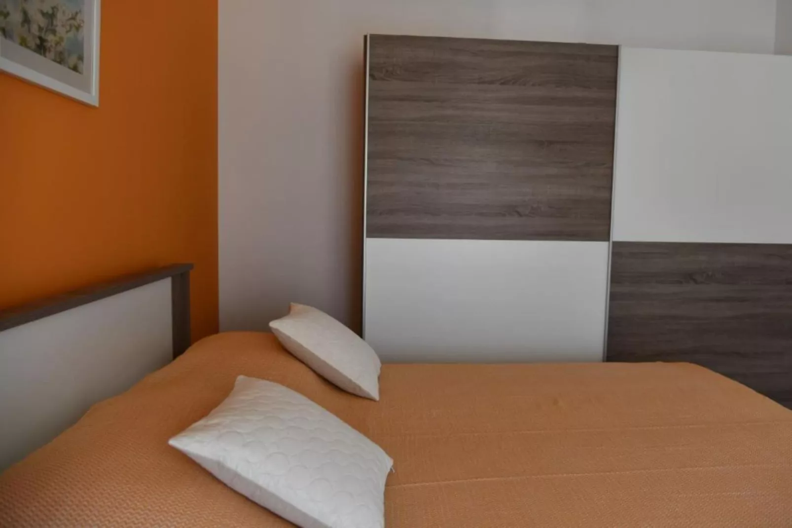 Two Bedroom Apartment with Balcony &  Garden View-Slaapkamer