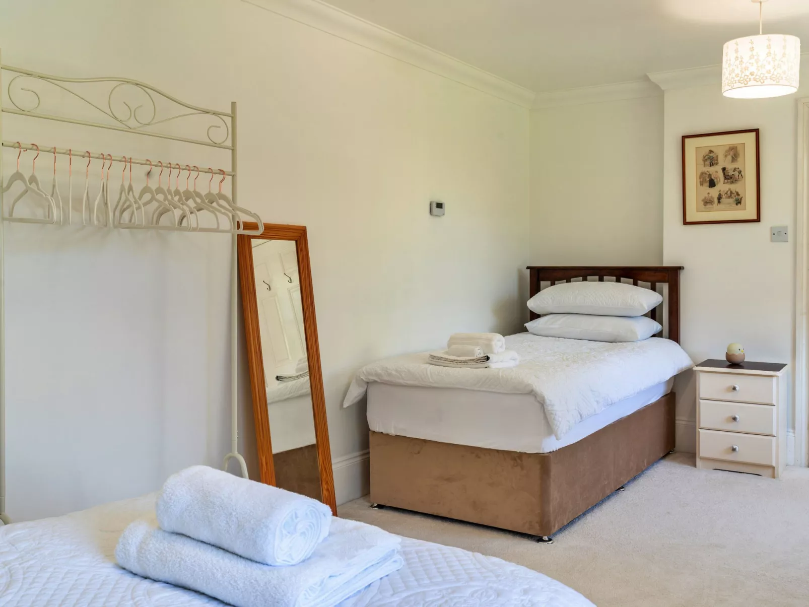 Nicely Tucked Away Cottage-Binnen