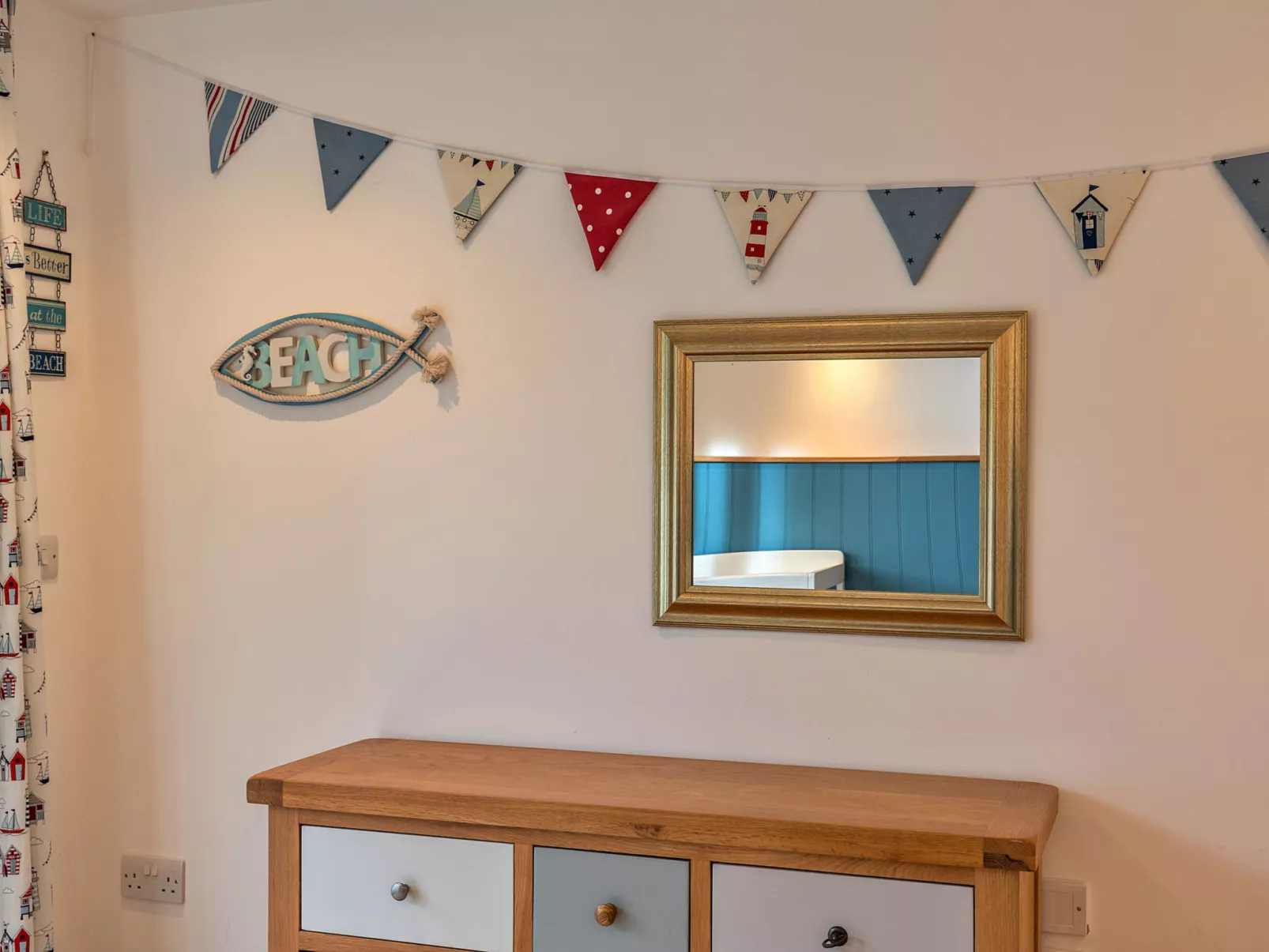 Dingles Cottage-Binnen