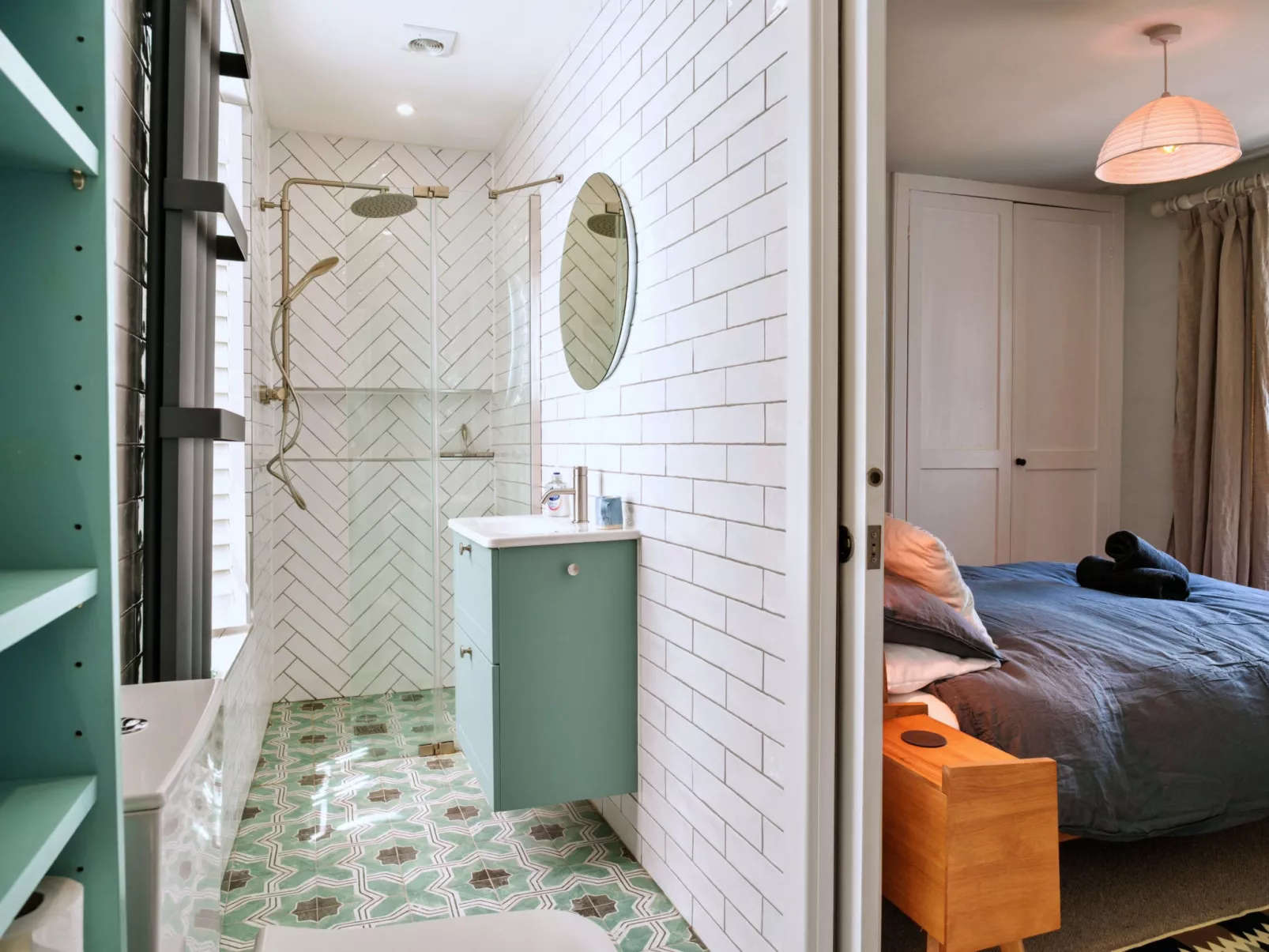 April Cottage-Binnen