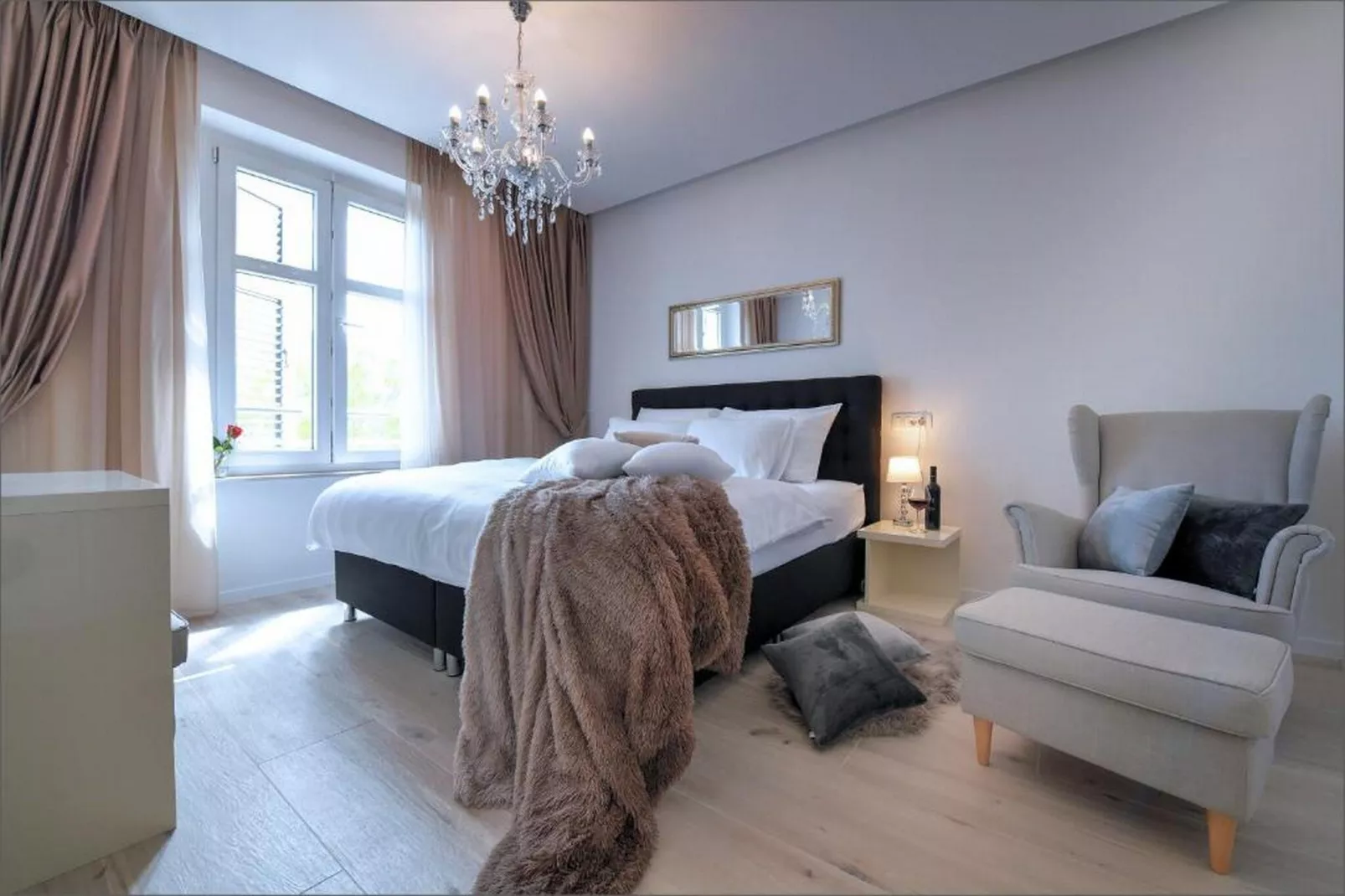 Deluxe Room with King Bed (2)-Slaapkamer