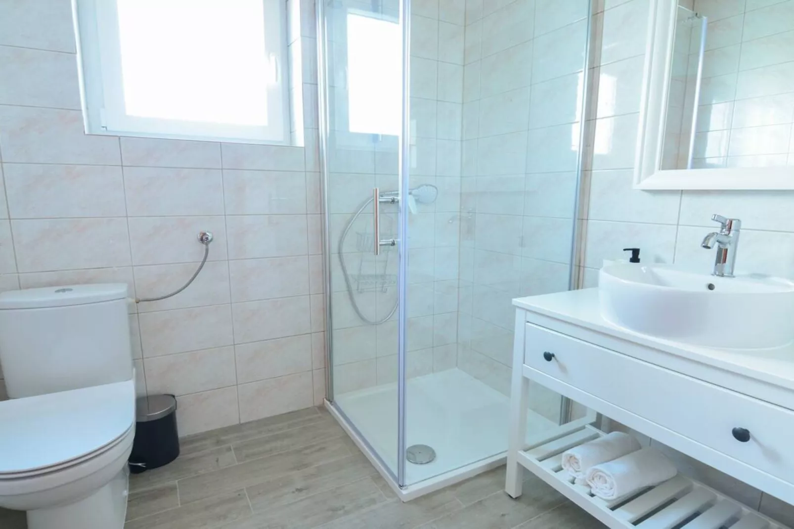 Villa With Pool-Badkamer