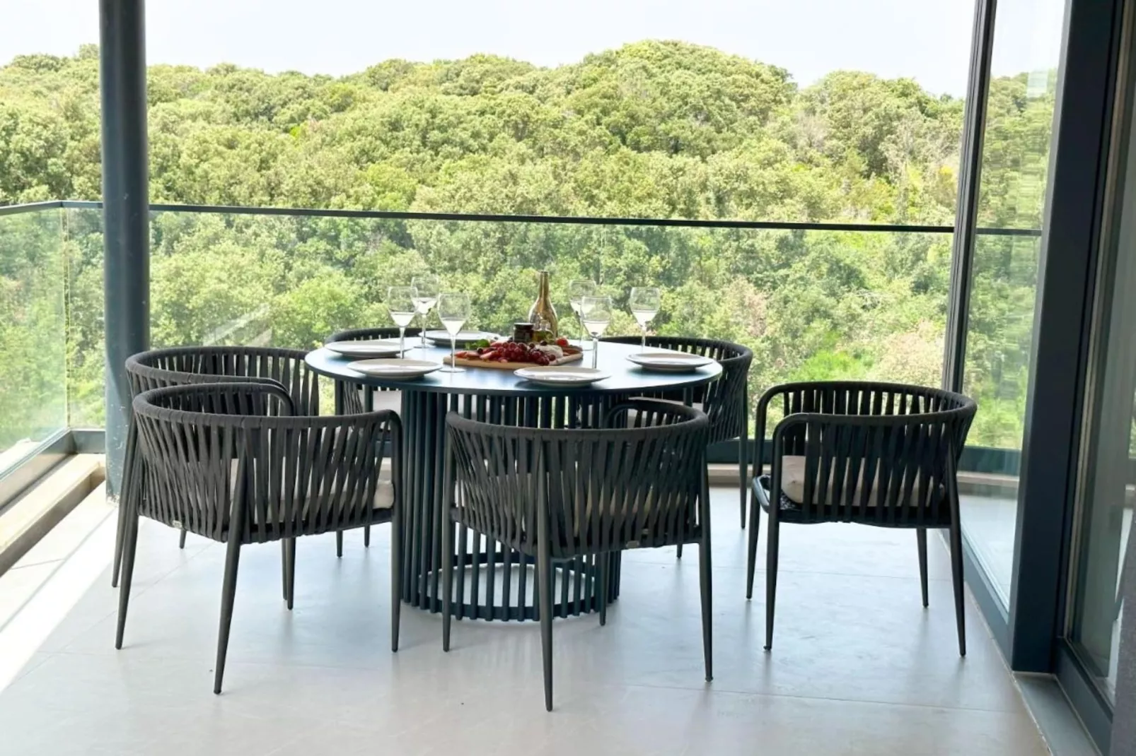 Leonarda Waterfront Residences- Three-Bedroom Penthouse  (The Riviera Three) -S3-Eetkamer