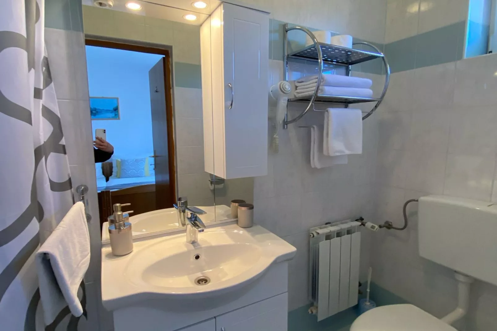 Double room with double bed 1-Badkamer