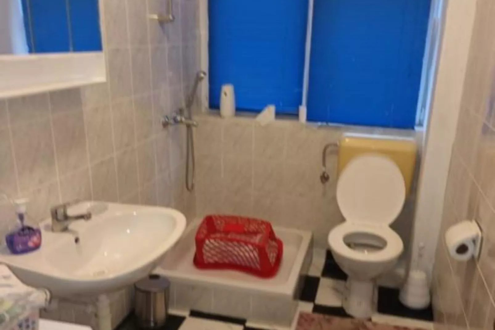 Spacious and Cozy Apartments Dugi Rat-Badkamer