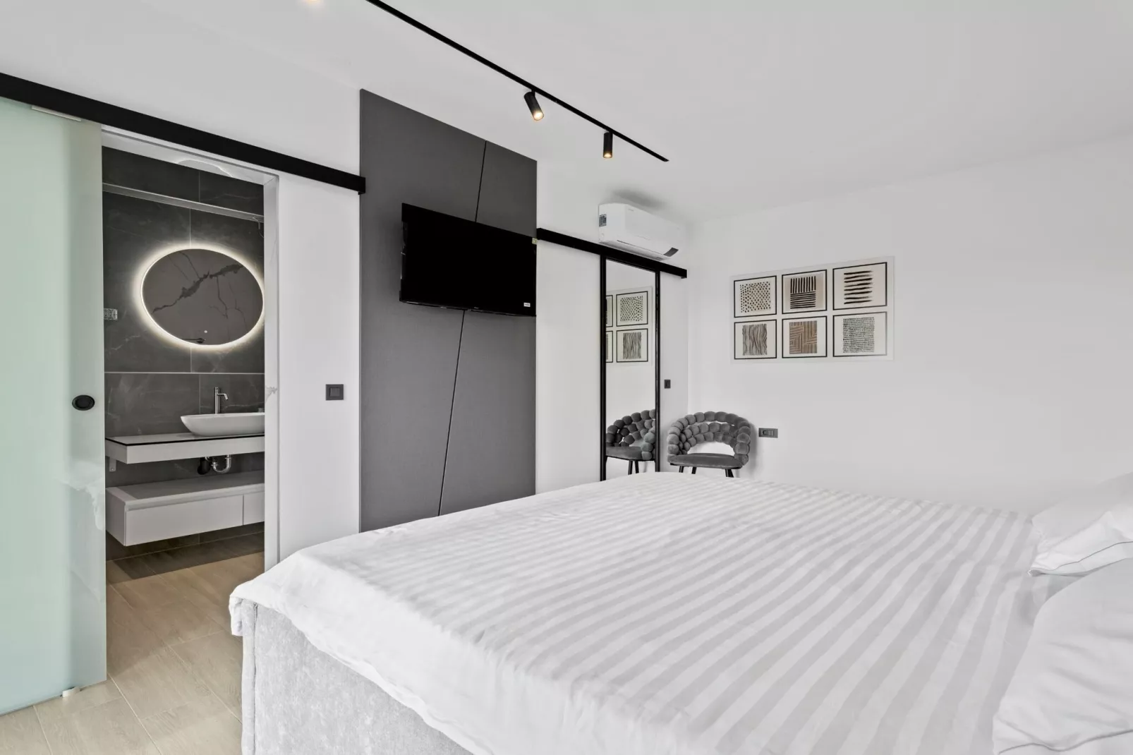 Villa Freedom - Five Bedroom House with Balcony