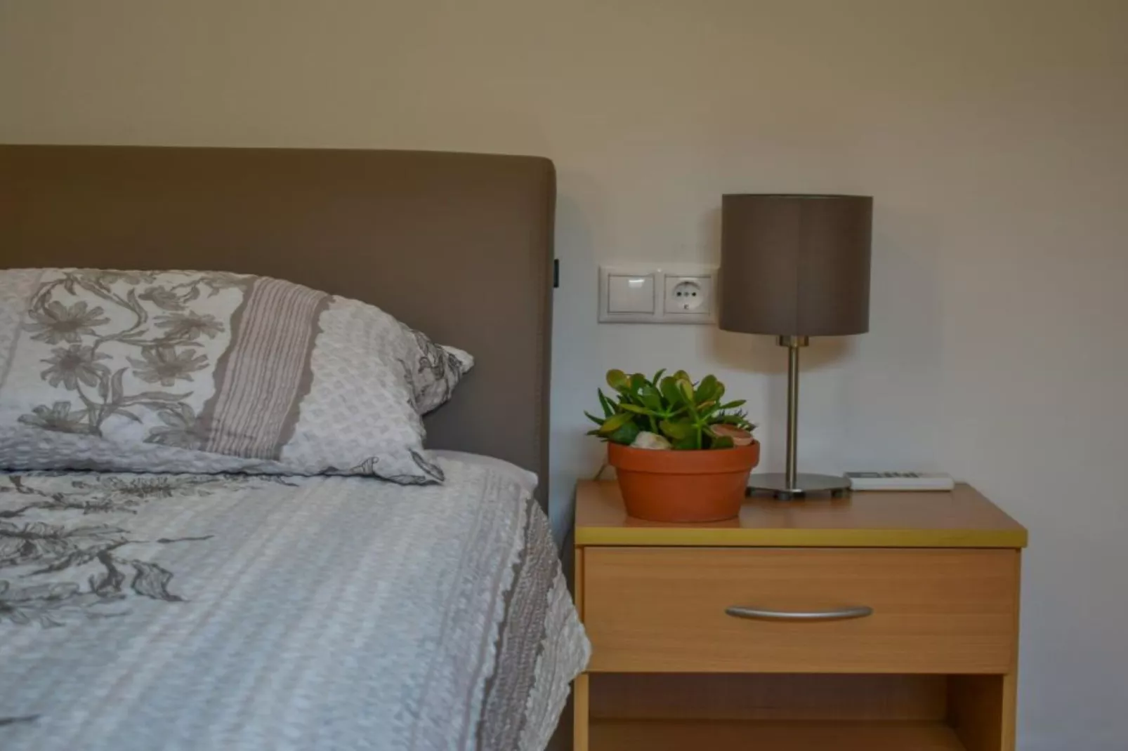 Zevnik Quiet Retreat with Stunning Views and Equestrian Activities - Standard One Bedroom Apartment-Slaapkamer