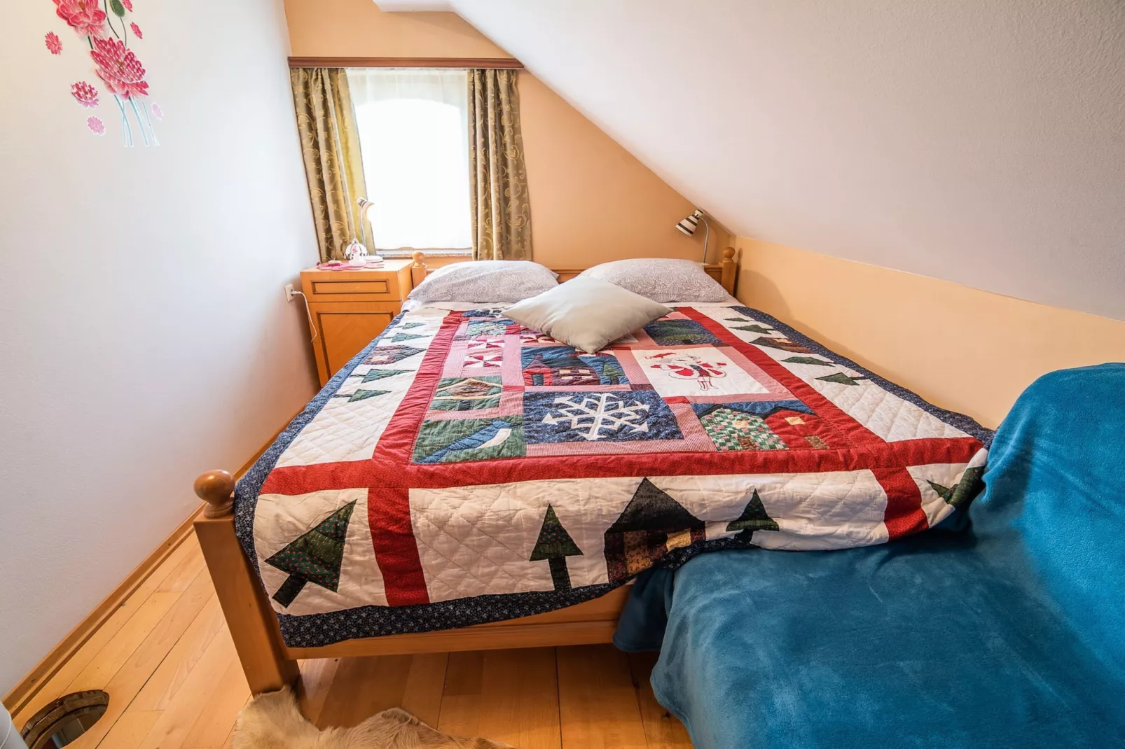 Vivid Hillside Country House with Hot-Tub and Sauna - Two Bedroom Country House-Slaapkamer