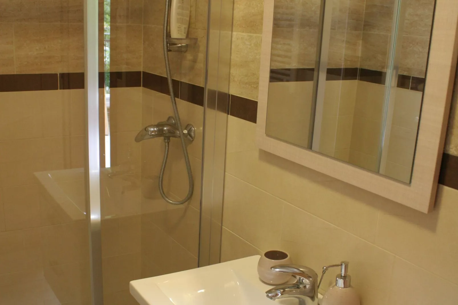 Riverside Rustic Ridge Apartments with Balcony - Two Bedroom Apartment with Balcony-Badkamer