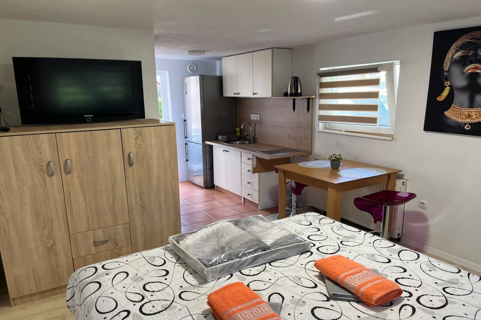 Meadow Tranquil Apartments with Evergreen Garden - Studio Apartment-Slaapkamer