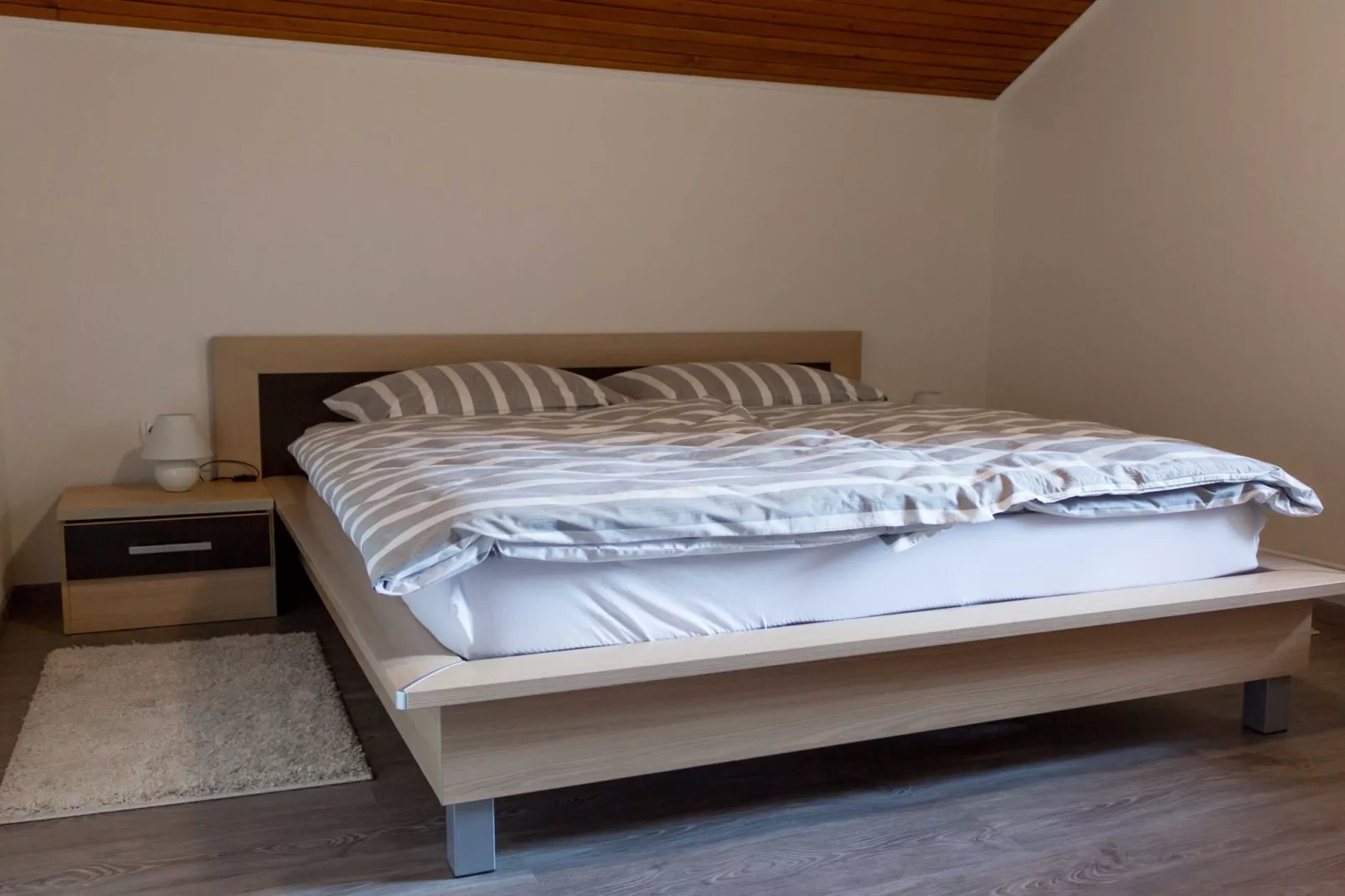 Cozy Holiday Home with Garden, BBQ, and Outdoor Dining Area in Rečica ob Savinji - Two Bedroom Apartment-Slaapkamer