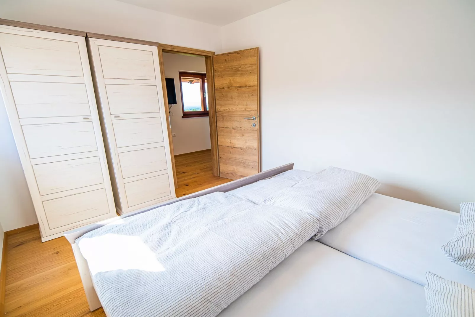 Serene Hollow Holiday Home with Mountain View - Two Bedroom Holiday Home with Mountain View-Slaapkamer