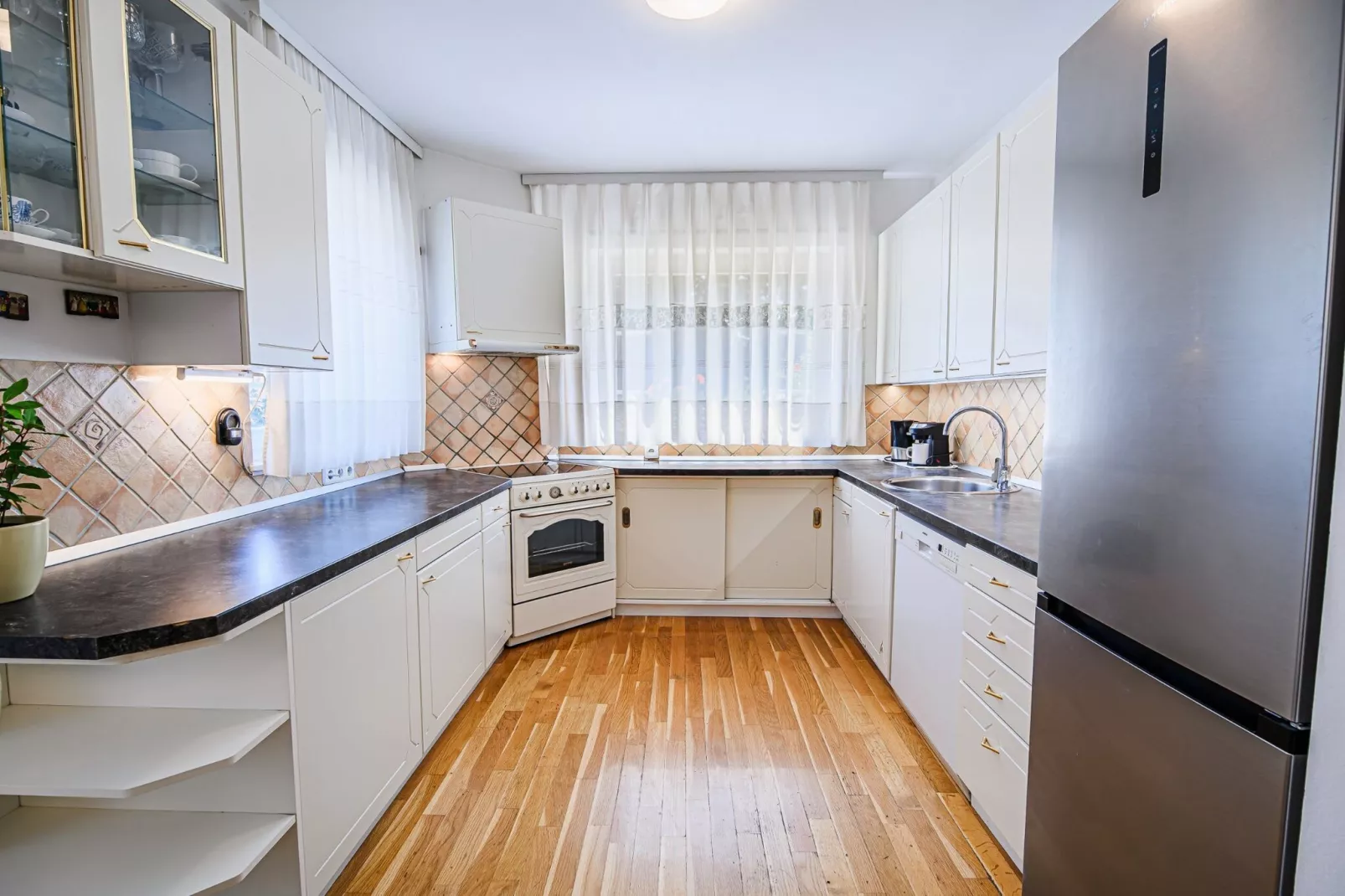 Stunning Rural Holiday Home with Garden and BBQ -  Four Bedroom Holiday Home-Keuken