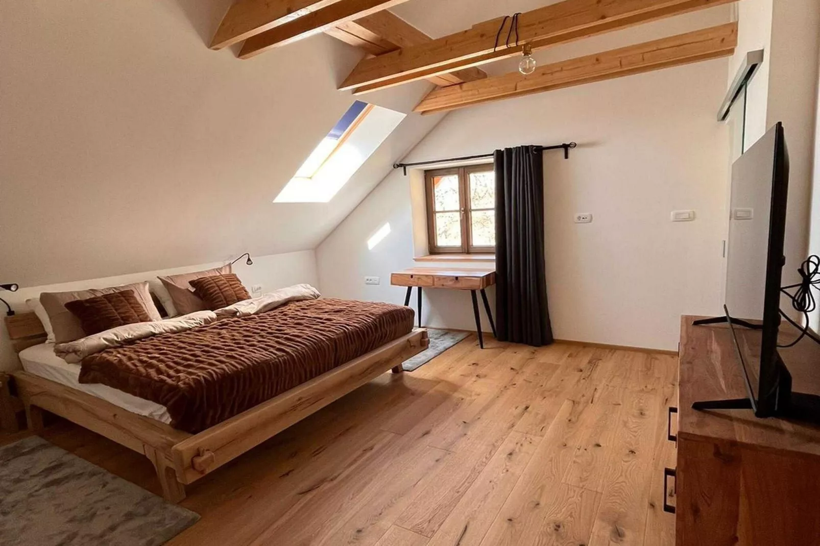 Mountain View Villa with Sauna and Hot-Tub - Three Bedroom Villa with Sauna and Hot-Tub-Slaapkamer