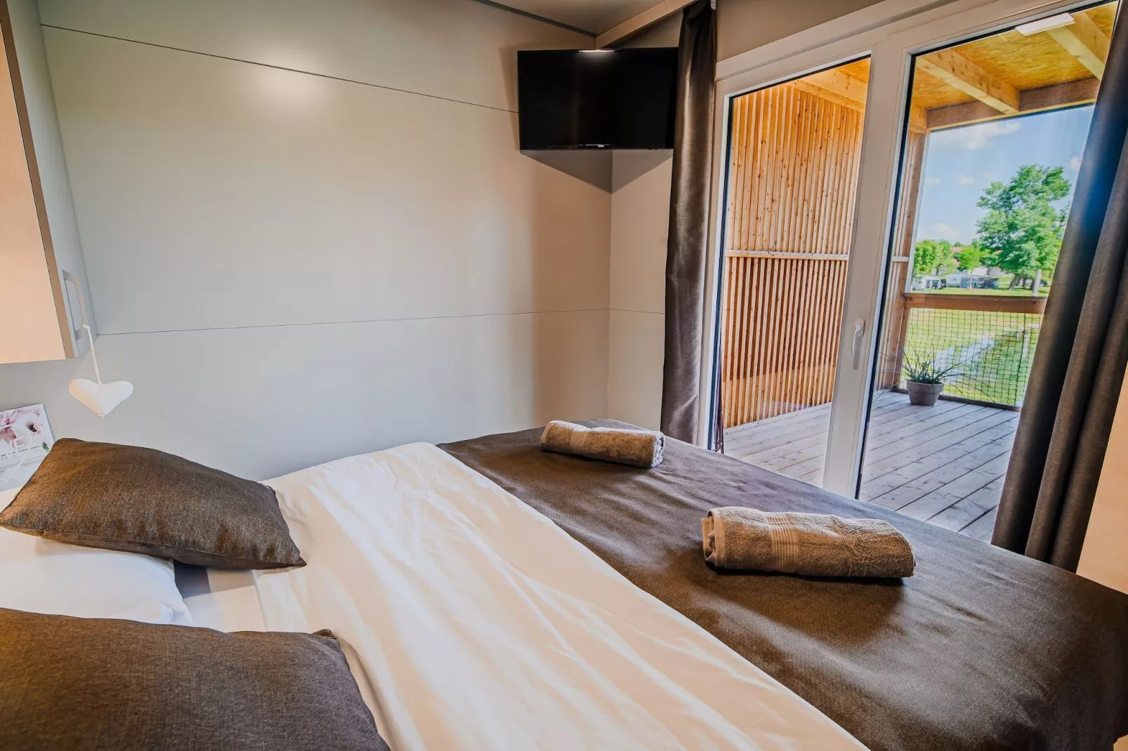 Lakeside Luxury Retreat Mobile Homes with Thermal Riviera Tickets - Three Bedroom Mobile Home  15\/015-Slaapkamer