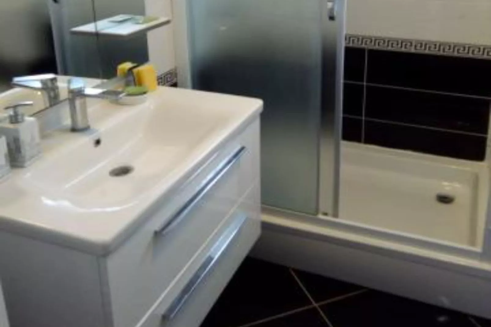 Two-Bedroom Apartment With Terrace-Badkamer