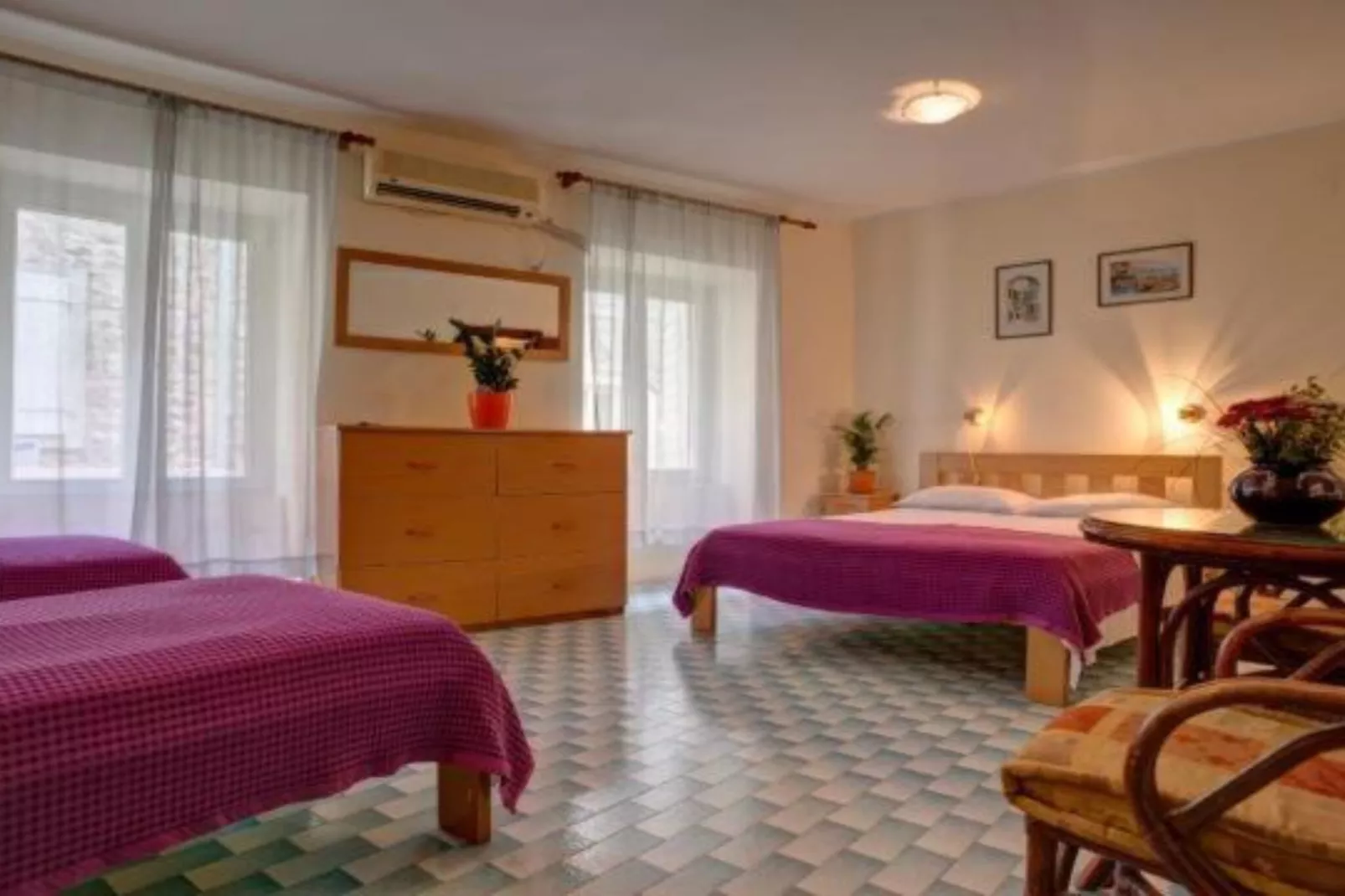 Quaint & Affordable Stay in Budva Traditional Stone House - Family Room 2-Slaapkamer