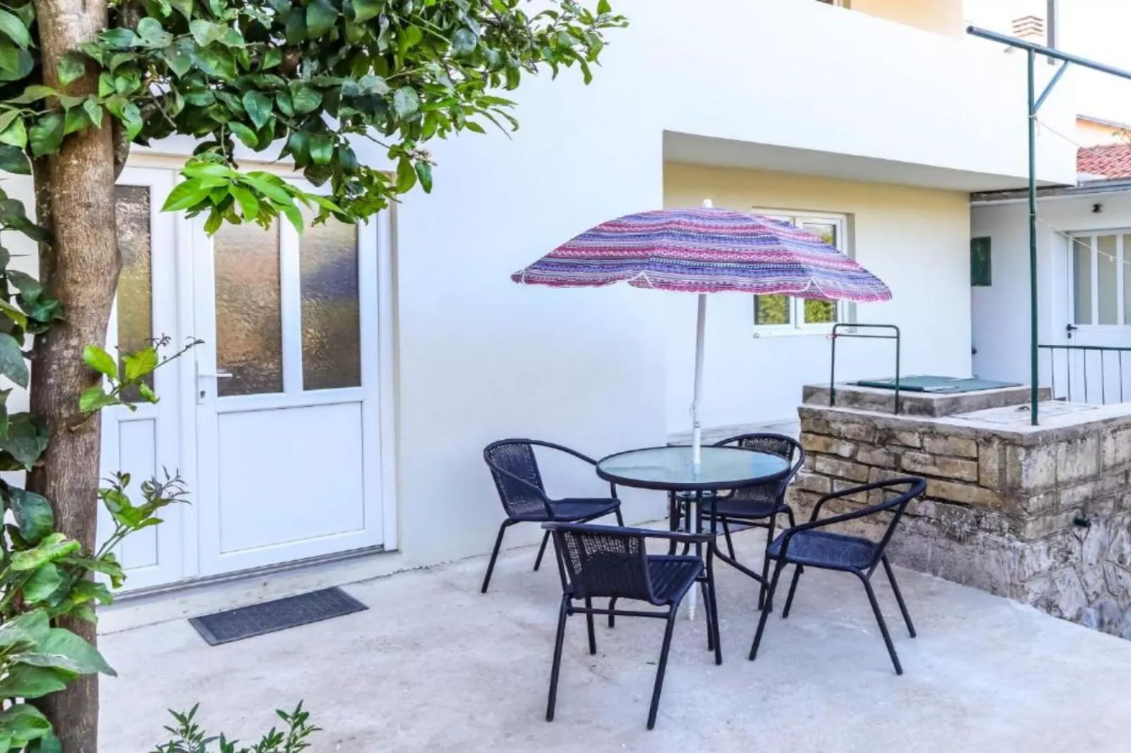 Beachfront Escape – Steps from the Crystal-Clear Sea - One Bedroom Apartment 1-Terrasbalkon