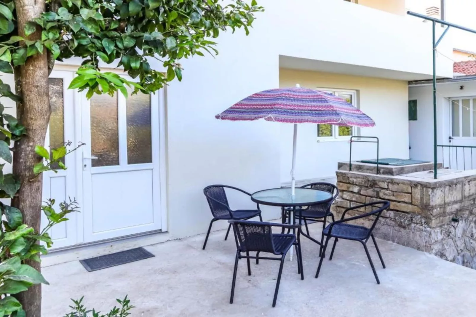 Beachfront Escape – Steps from the Crystal-Clear Sea - One Bedroom Apartment 2-Terrasbalkon