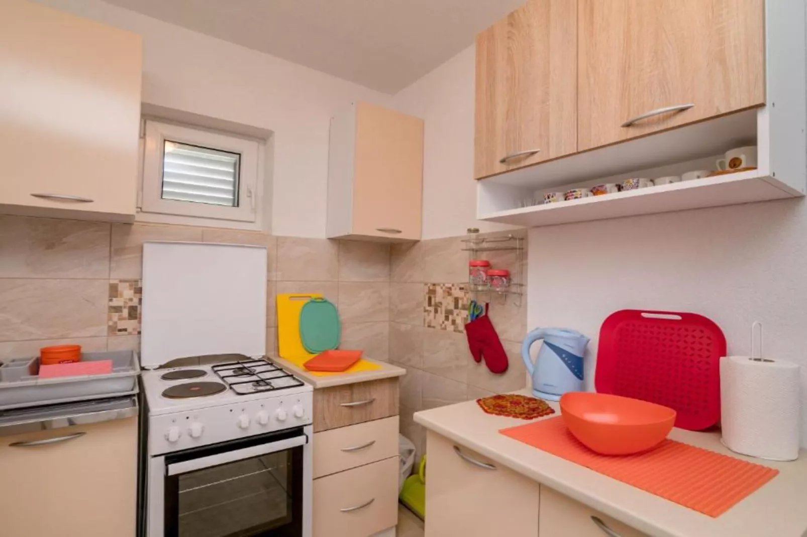 Tranquil Retreat with Private Pool in Lustica Bay - One Bedroom Apartment with Balcony and Sea View 1-Keuken