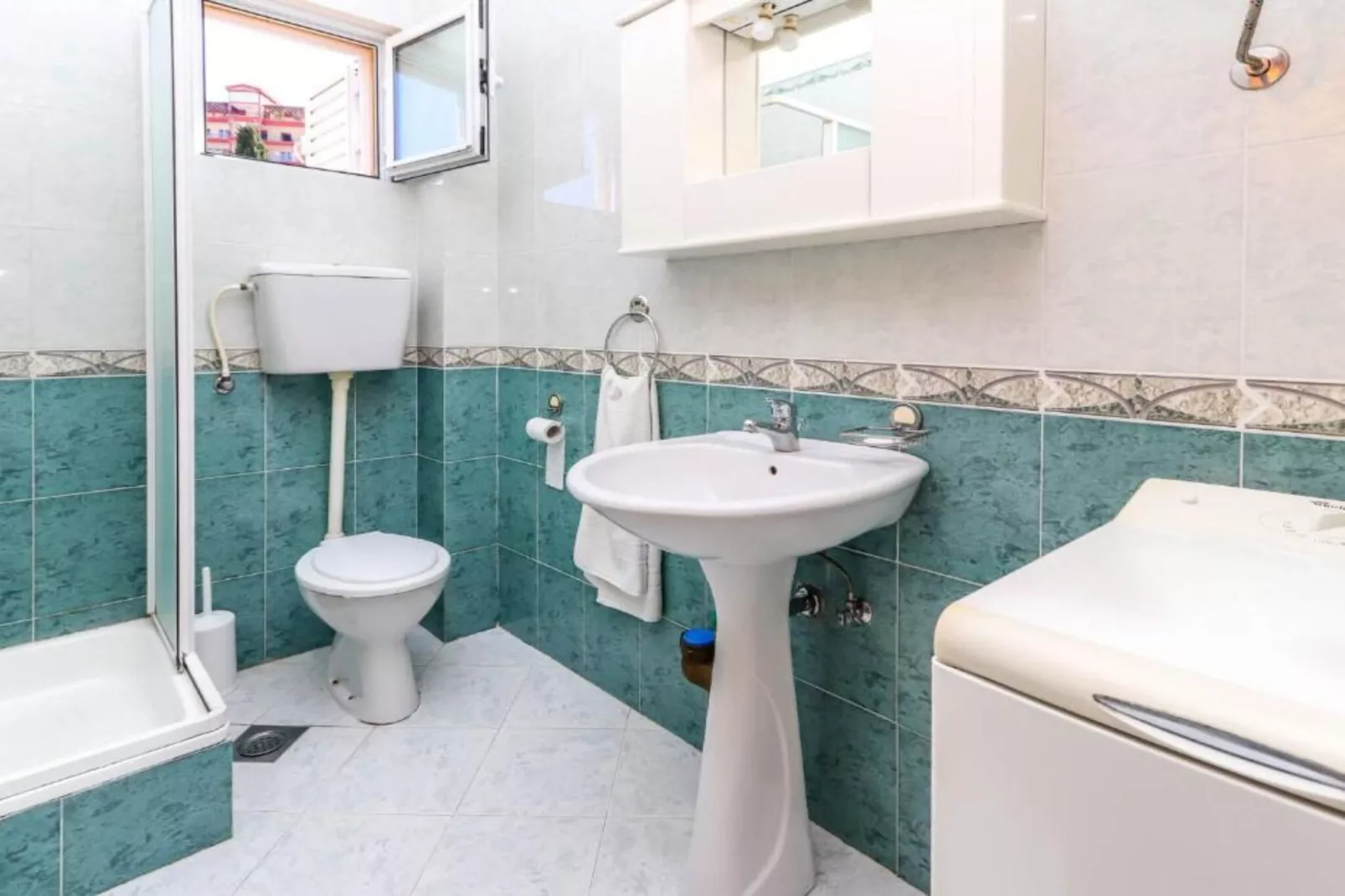 Relaxing Apartment on Budva Coastline - One Bedroom Apartment-Badkamer