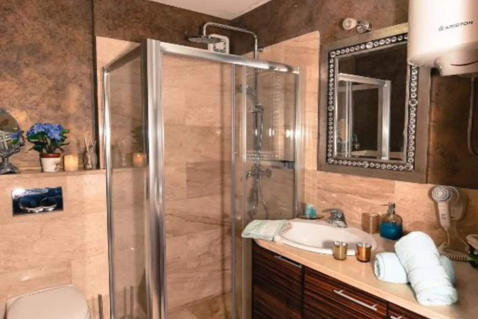 City & Sea Escape Studio Near Budva’s Beaches - Studio Apartment-Badkamer