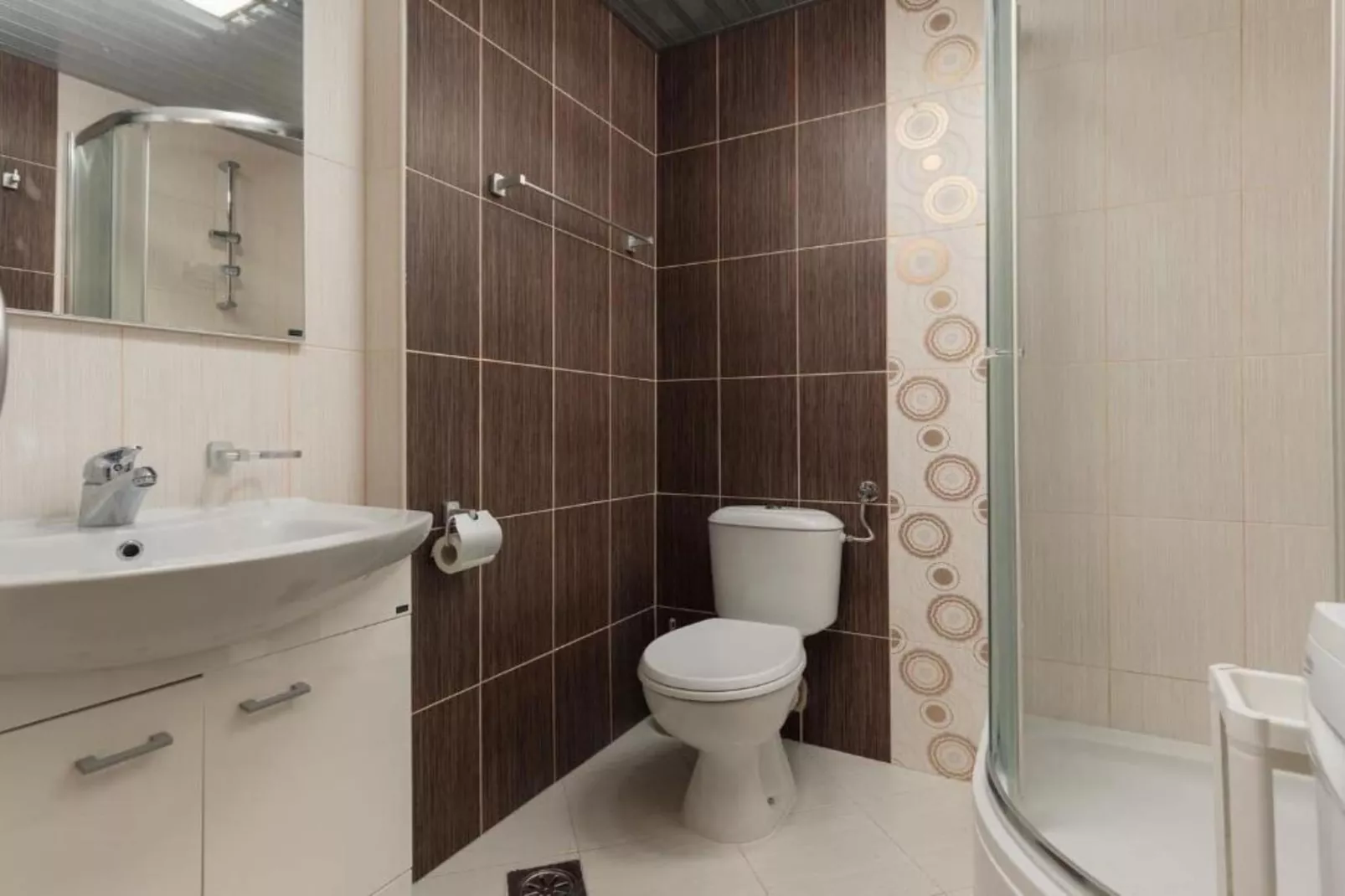 Stylish Budva Apartment with Panoramic Views - Two Bedroom Apartment-Badkamer