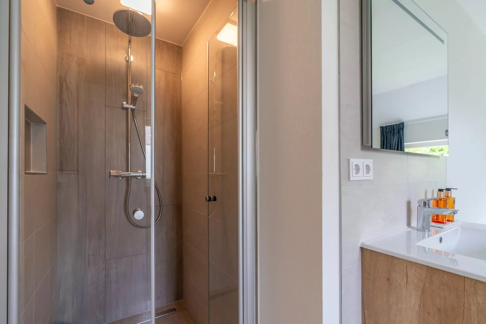 Kamperfoelie 27-Badkamer