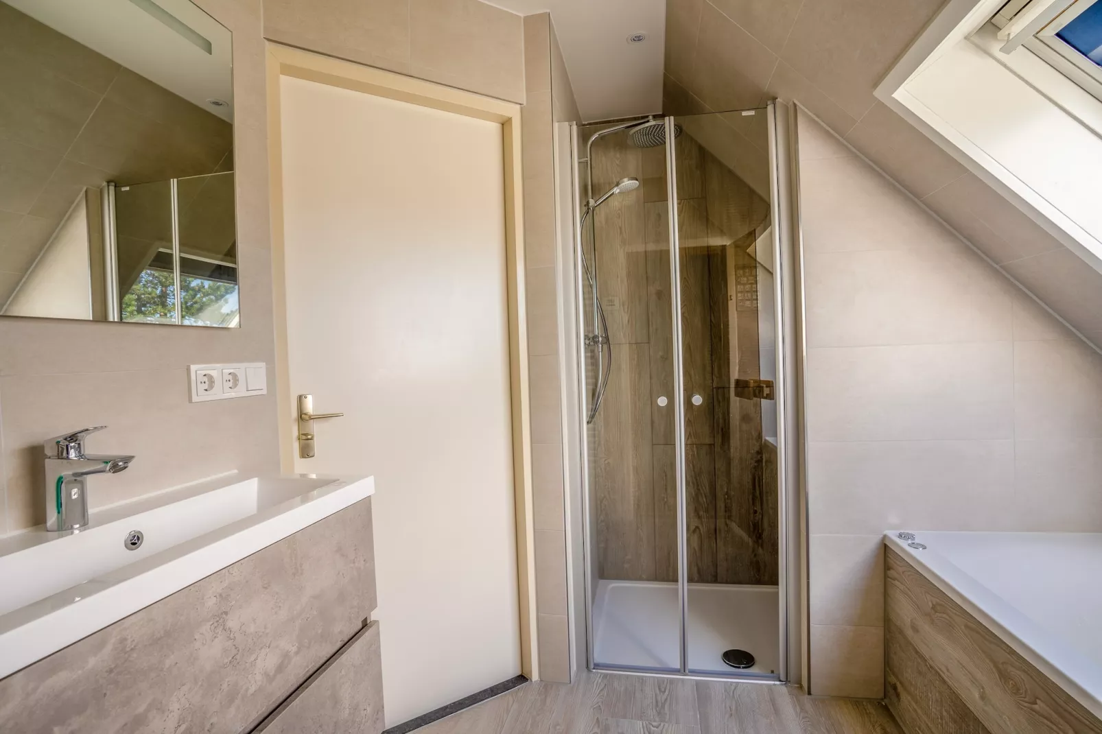 Kamperfoelie 91-Badkamer