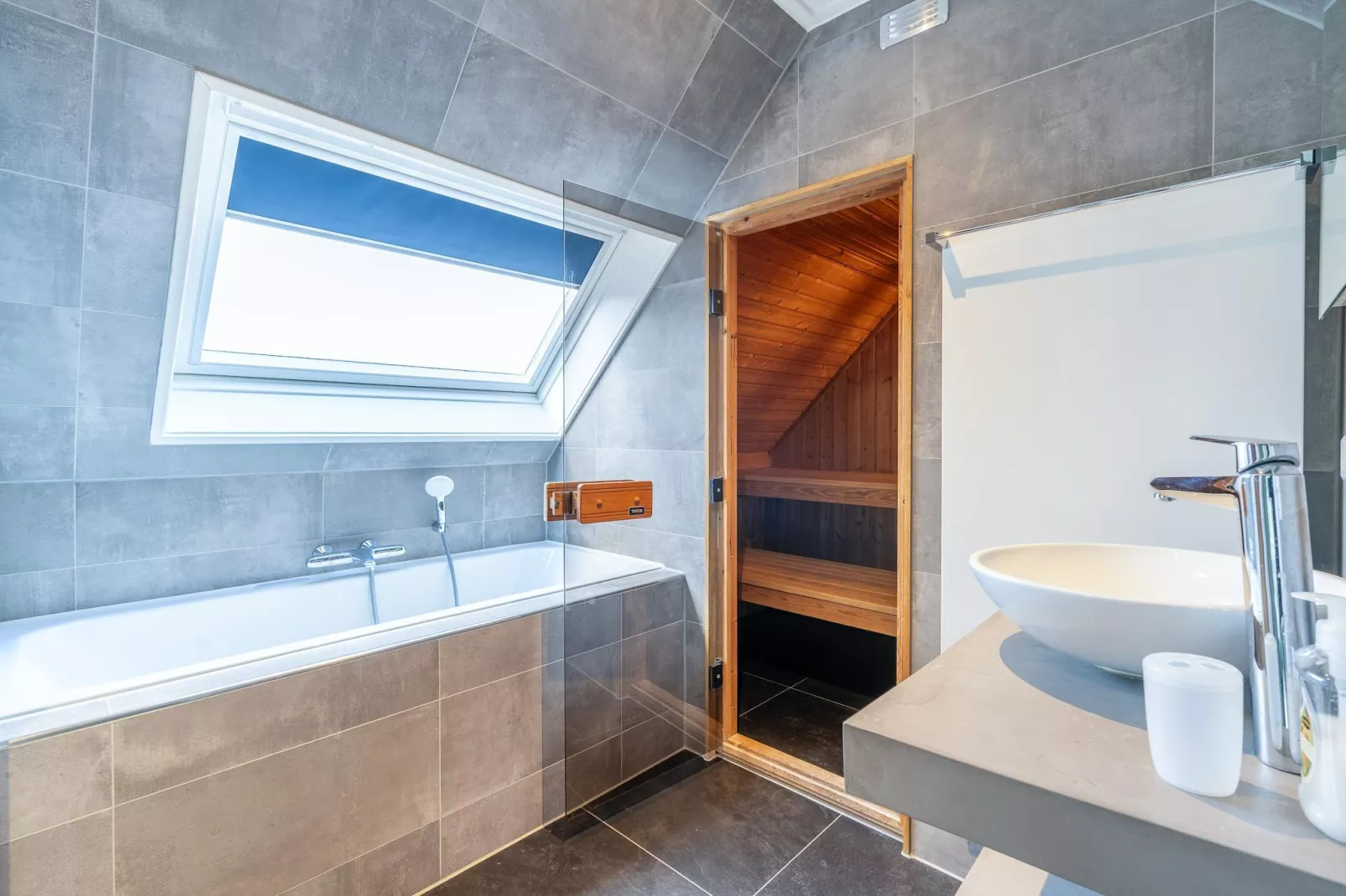 Kamperfoelie 93-Badkamer