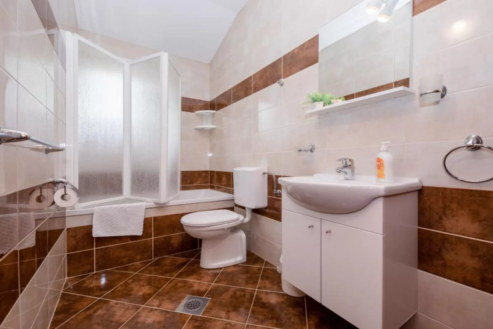 Three Bedroom Apartment with Terrace 2-Badkamer