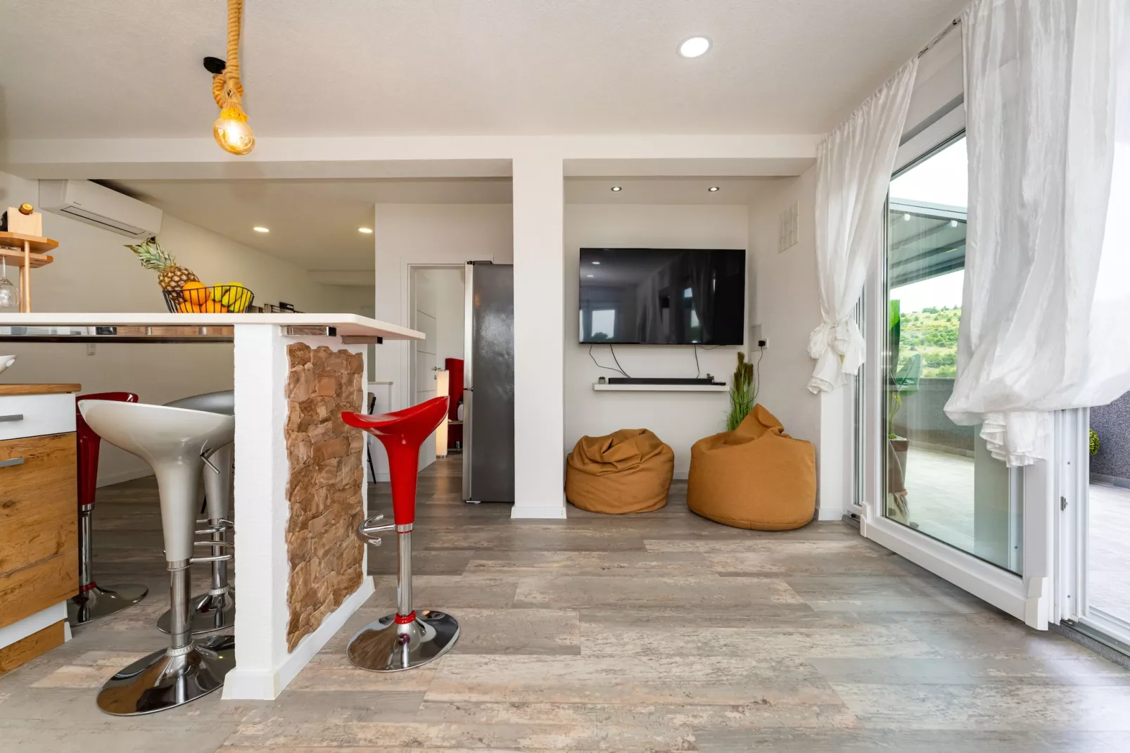 Sea view penthouse Nikita-Woonkamer