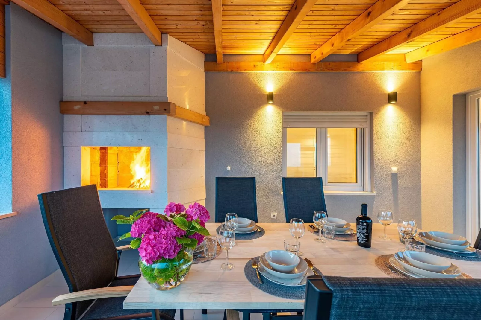 Villa Pezer with heated pool & sauna-Eetkamer