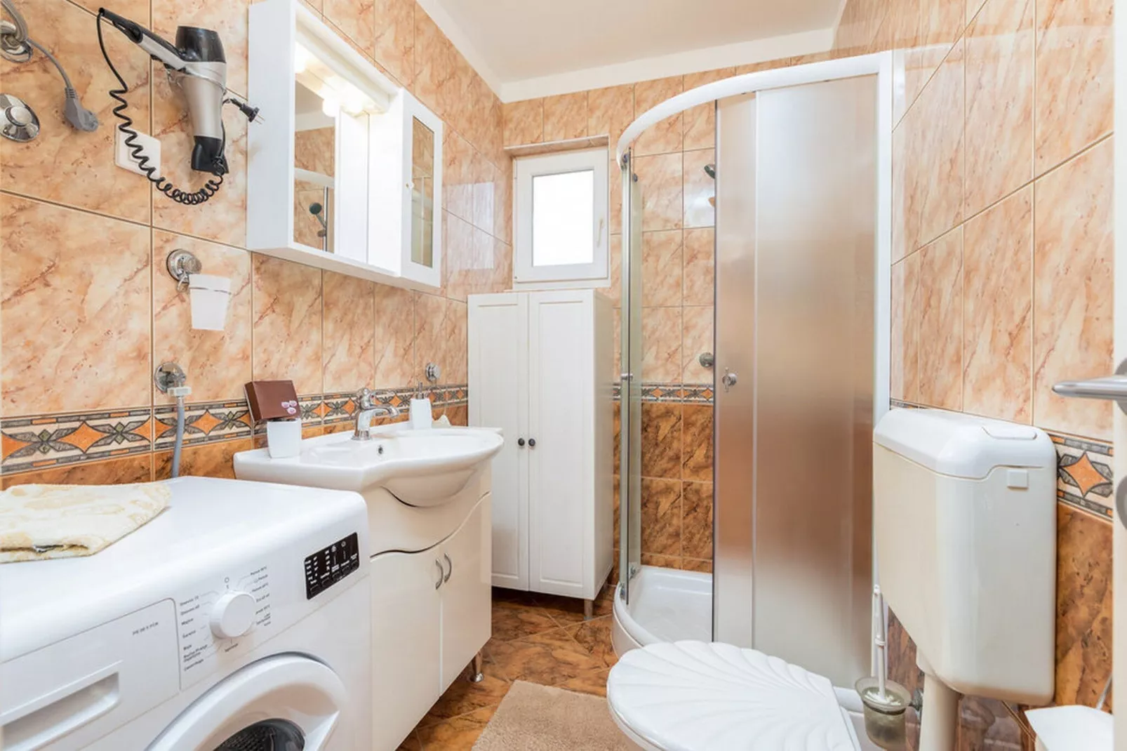 Apartment Dana - Two Bedroom Apartment with Terrace-Badkamer