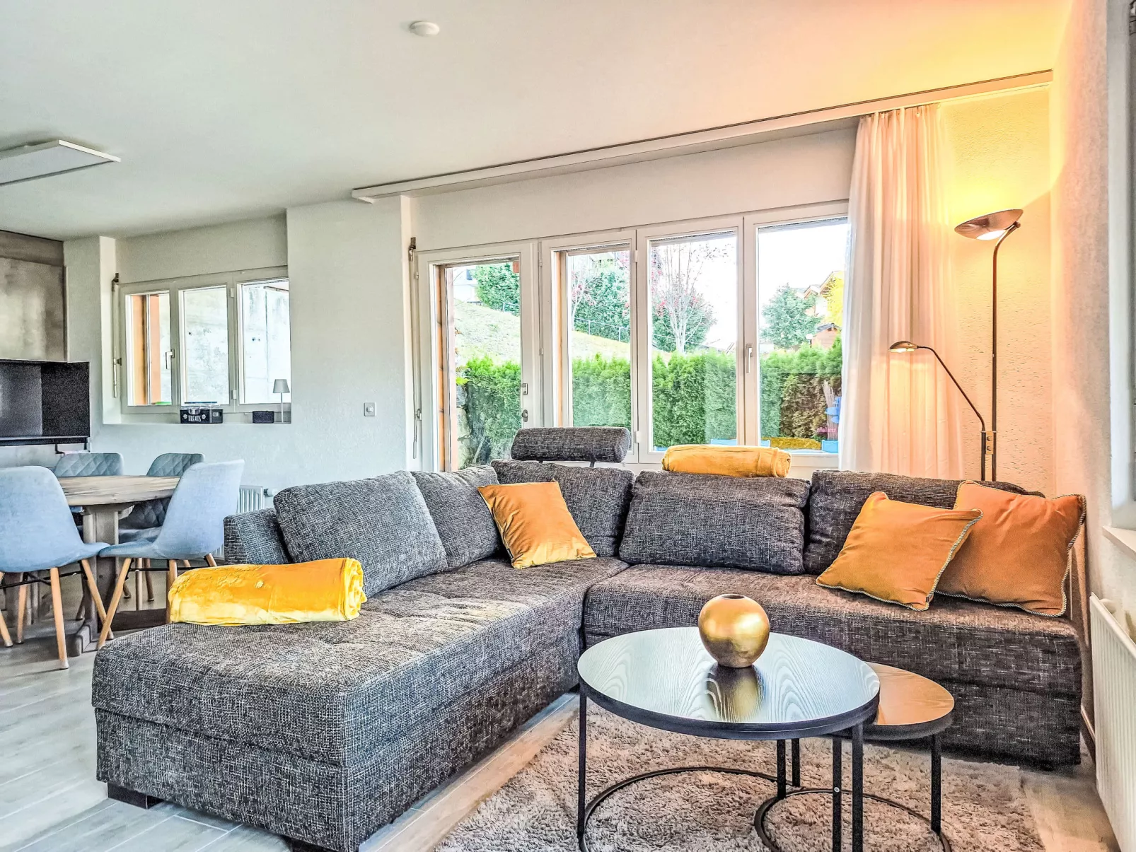 Ambassador 2/1-Binnen