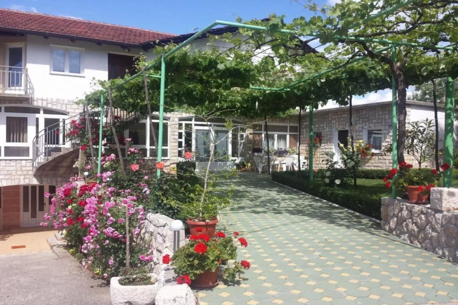 Elez Serenity Guesthouse - Twin room with Balcony-Buitenlucht