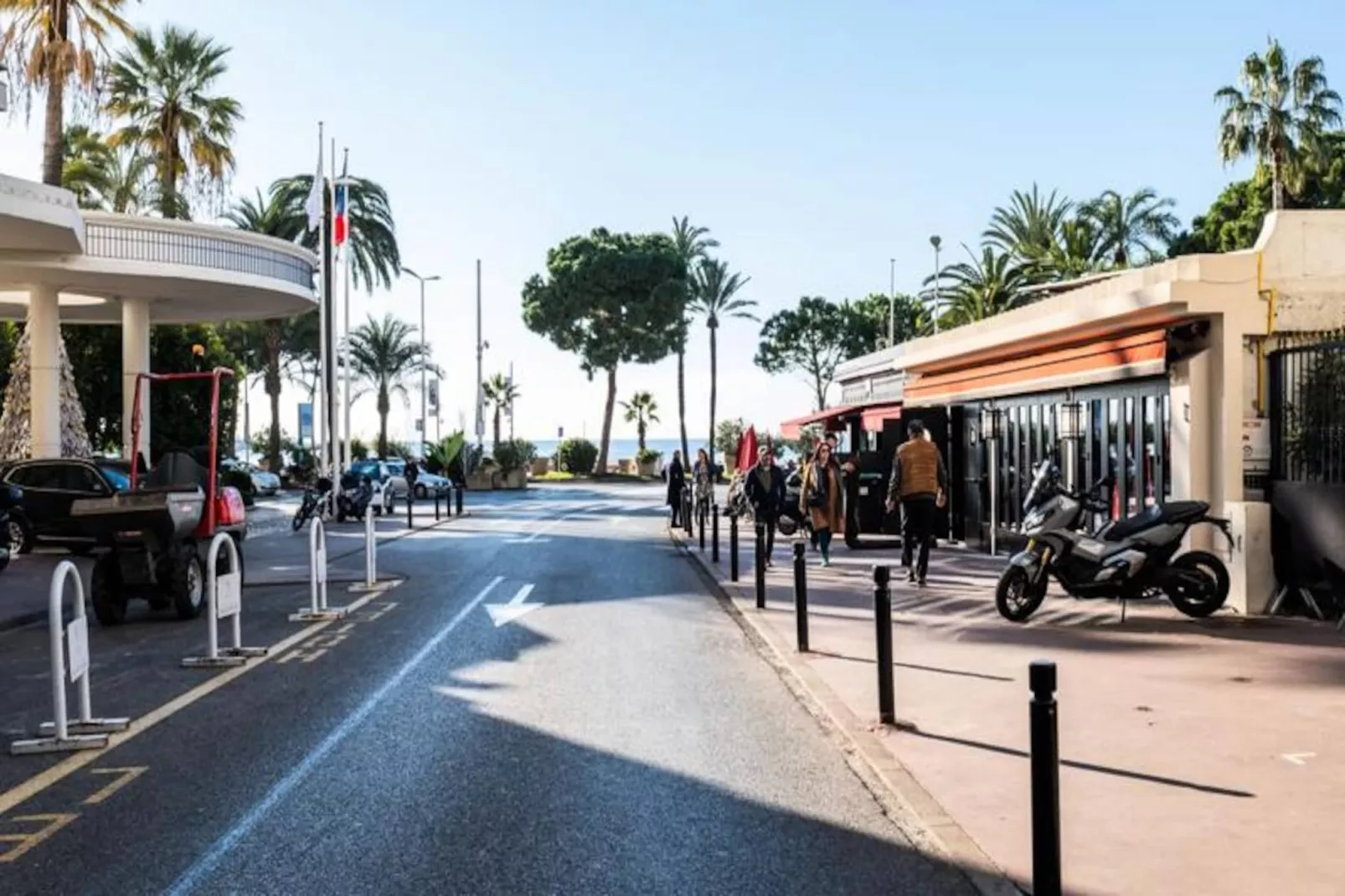 Résidence 3p Avec Terrasse Vue Mer, Face Au Martinez-Niet-getagd