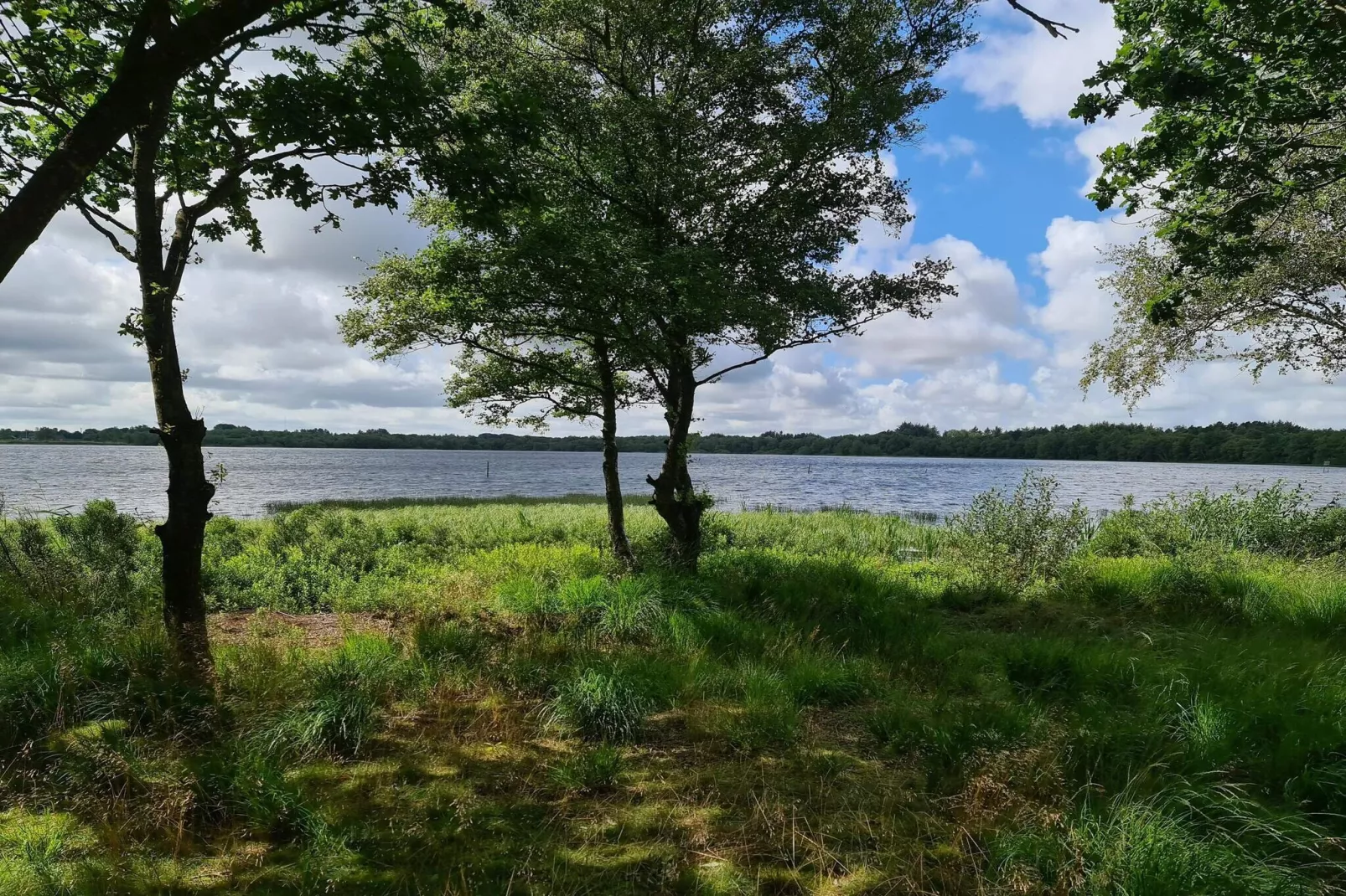 Afgelegen oase bij Kvie-meer-By Traum-Waterzicht