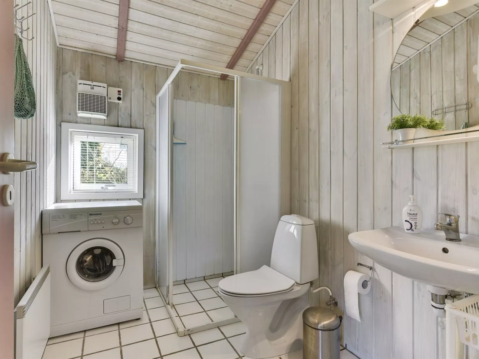 "Roel" - 500m from the sea-Binnen